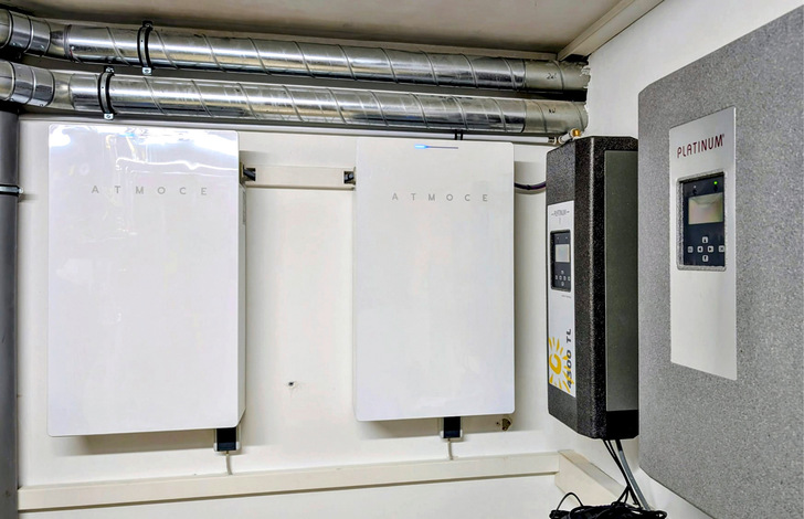 Der Vorteil bei der Nachrüstung des Atmoce-Speichers auf der AC-Seite ist: Der alte Wechselrichter kann hängen bleiben.