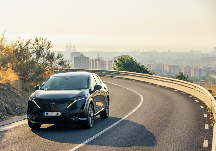 In sonnigen Städten wie in Spanien können die E-Autos während der Fahrt aufladen.