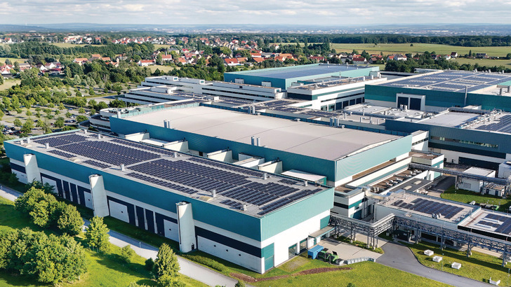 Die moderne Chipfabrik erzeugt im Jahr mehr als fünf Gigawattstunden Sonnenstrom - und verbraucht sie selbst.