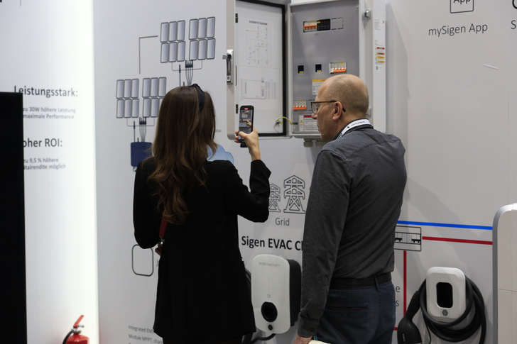 Bei der Solar Solutions in Wien gibt es einiges zu entdecken: Solarenergie, Stromspeicher, und Elektromobilität.