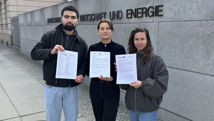 Einwurf des offenen Briefs beim Bundeswirtschaftsministerium.