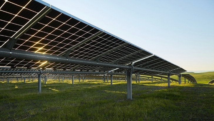 Das Trackersystem NX Horizon stellt Nextpower mit Stahl aus Lichtbogenöfen her.