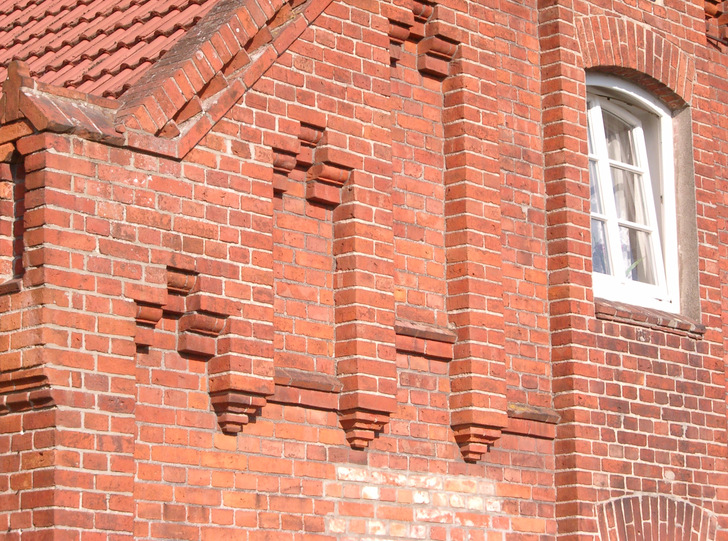 Zweischalige Wand, historisch: Auch hinter so schmucken Fassaden wie diesen finden sich Hohlräume, die mit wenig Aufwand gedämmt werden können.