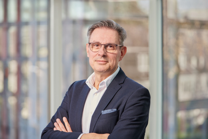 ZVDH-Hauptgeschäftsführer Ulrich Marx: In Zeiten hoher Öl- und Gaspreise müssten alle Möglichkeiten zum Ausbau der Erneuerbaren genutzt werden. Und der beginne auf den Dächern.