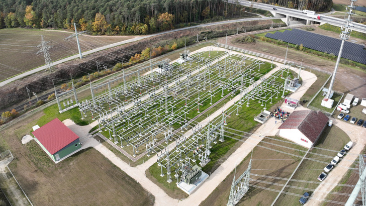Maxsolar errichtet Bayerns größten netzdienlich betriebenen Batteriespeicher in Ansbach.