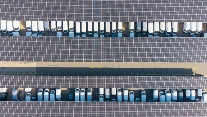 Gut geschützt stehen die neuen Nutzfahrzeuge von Stellantis unter dem Solarcarport.