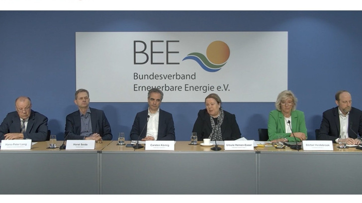 Vorsitzenden der Erneuerbaren-Branchen Wasserkraft, Bioenergie, Solar, Wind und Wärmepumpe, sowie die Vorsitzende des Bundesverbands Erneuerbare Energie (2.v.r.) Ursula Heinen-Esser, senden in einer gemeinsamen Pressekonferenz einen Hilferuf aus. 