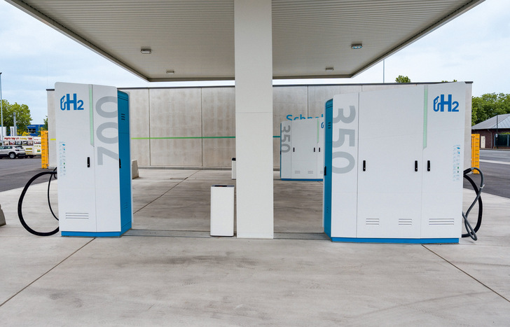 Die Wasserstofftankstelle in Düsseldorf am Höherweg ist für Betankungen bei 350 und bei 700 bar geeignet.