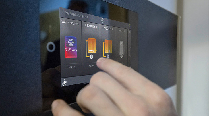 Die Touch Pro Regelung vernetzt und optimiert unterschiedlichste Energieträger.