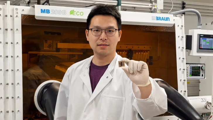 Kun Sun zeigt eine Perowskitzelle.