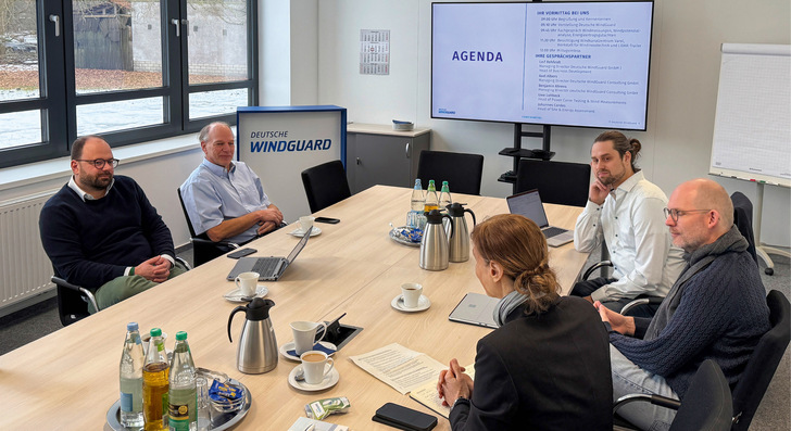 Experten von Deutsche Windguard am Hauptsitz in Varel im Gespräch mit ERNEUERBARE-ENERGIEN-Chefredakteurin
