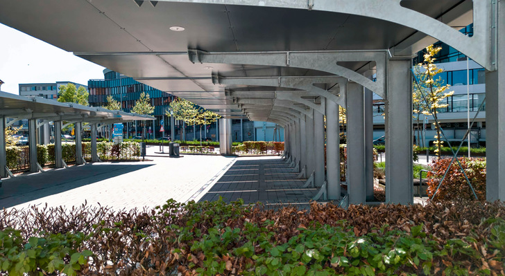 Die Carports von UV Energy stehen auf einem Fuß, der direkt in der Oberfläche verankert wird – ohne aufwendige Betonfundamente.