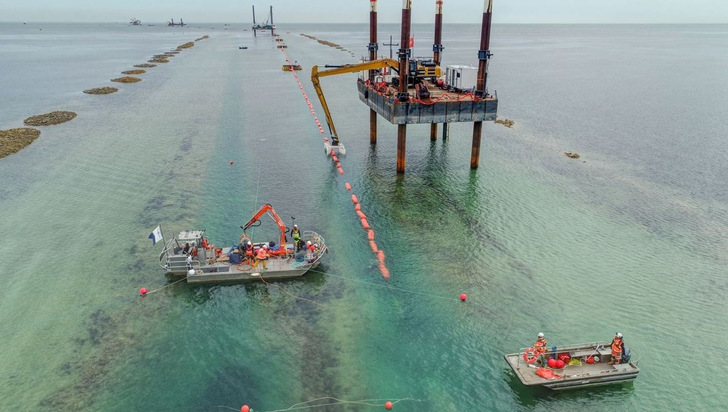 Verlegung der Unterwasser-Exportkabel zwischen Netz an Land und dem franzöischen Offshore-Windfeld Calvados