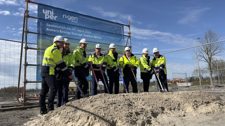 Spatenstich mit Ministerpräsident Olaf Lies (3.v.l.) für den 50-MW-Batteriespeicher am Standort von Uniper in Wilhelmshaven.