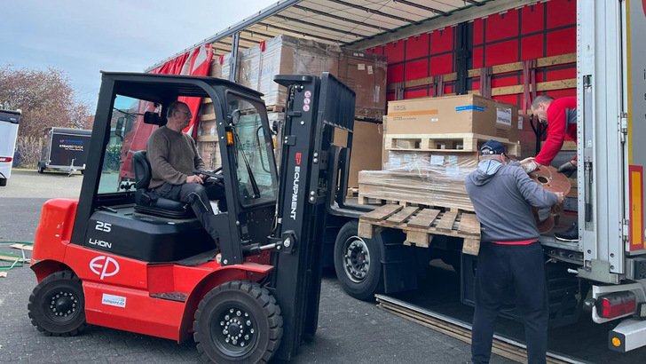 Beladung auf dem Lagergelände in Paderborn.