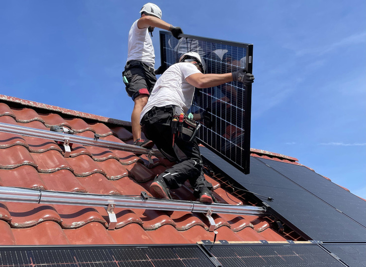Planung, Installation und Wartung von Solaranlagen gehören in die Hände regionaler Fachhandwerker.