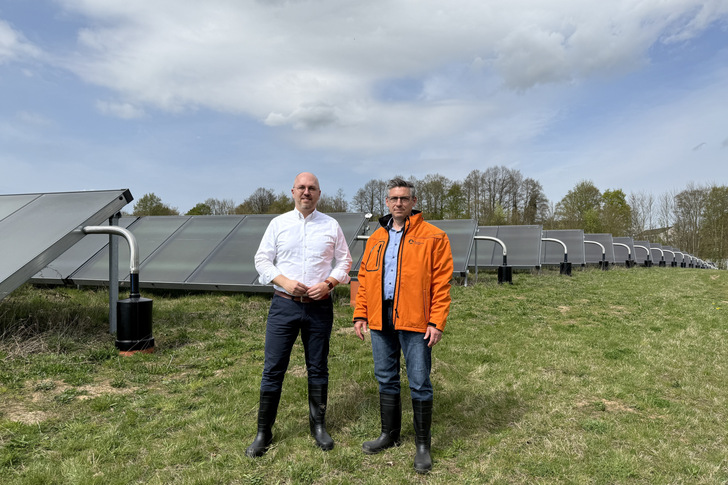 Jens Meier (links), Geschäftsführer der Stadtwerke Lübeck, und Fernwärme-Leiter Björn Ruschepaul stellen den Solarthermiepark vor, der zur Dekarbonisierung der Fernwärmeversorgung beiträgt.