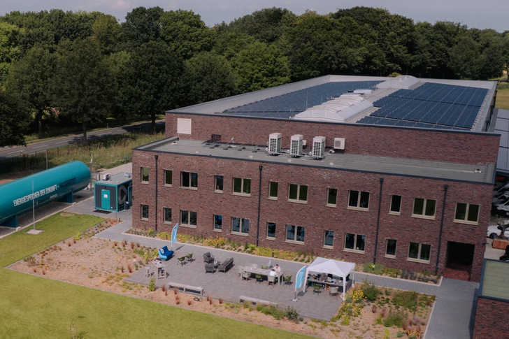 Steigende Energiepreise, unsichere Märkte und wachsende Anforderungen in allen Bereichen stellen Unternehmen zunehmend vor strategische Herausforderungen. Schrand Energy betreibt deshalb ein Photovoltaik-Wasserstoff-Energiesystem.