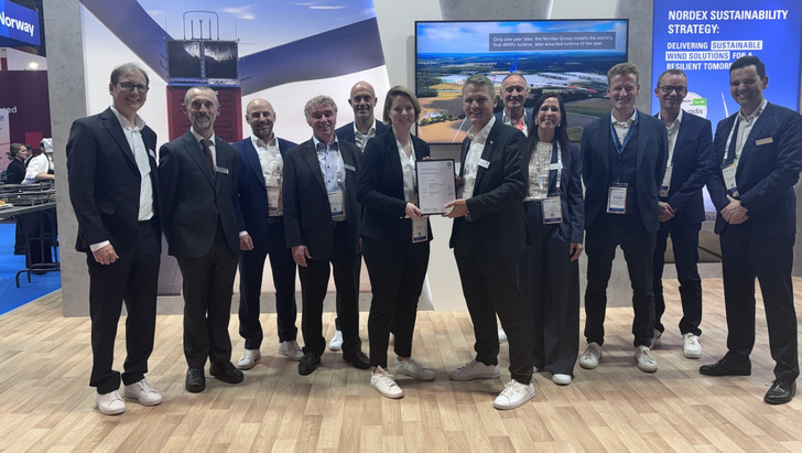 Übergabe des Typenprüfbescheids auf der Konferenz Wind Europe am Dienstag. Von links: Alexander Kupzok (TÜV Süd), Miguel Nunez Polo (Nordex), Enrique Martinez (TÜV Süd), Michael Franke (Nordex), Stephan Jacoby (TÜV Süd), Janina Springborn (Nordex), Stephan Mayer (TÜV Süd), Josef Knitl (Max Bögl), Paula Pias Peleteiro (TÜV Süd), Karsten Brüggemann (Nordex), Stefan Braun (Max Bögl), José Luis Blanco (Nordex).