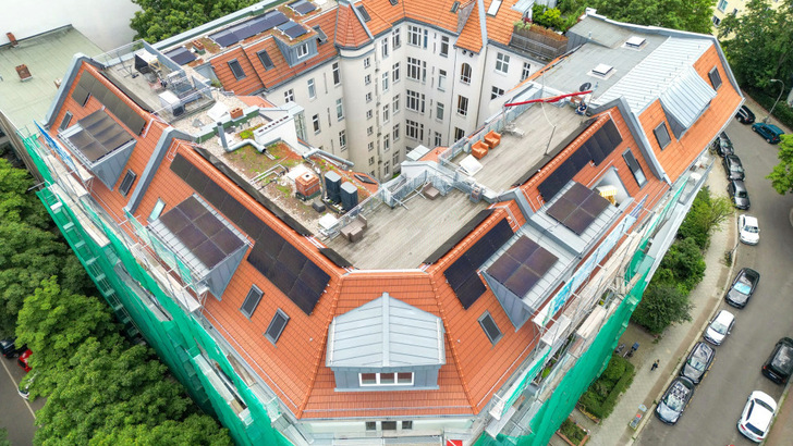 Bei diesem Berliner Wohnhaus sparten PVT-Module drei Viertel der Erdbohrungen für die Wärmepumpe ein.