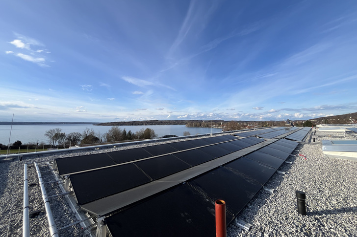 Auf dem Dach des Gymnasiums in Herrsching liefern die PVT-Kollektoren regenerative Wärme und Strom.