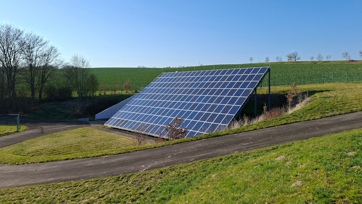 Das Verbandsgemeindewerk Vordereifel hat verschiedene Solartechnologien eingesetzt. Unter anderem wurden auch freie Flächen innerhalb der Klar- und Pumpewrke genutzt.