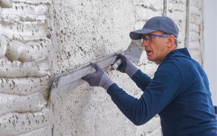 Der Dämmputz wird im Spritzverfahren auf das Mauerwerk appliziert. Es lässt sich präzise und ohne Zeitdruck abziehen.