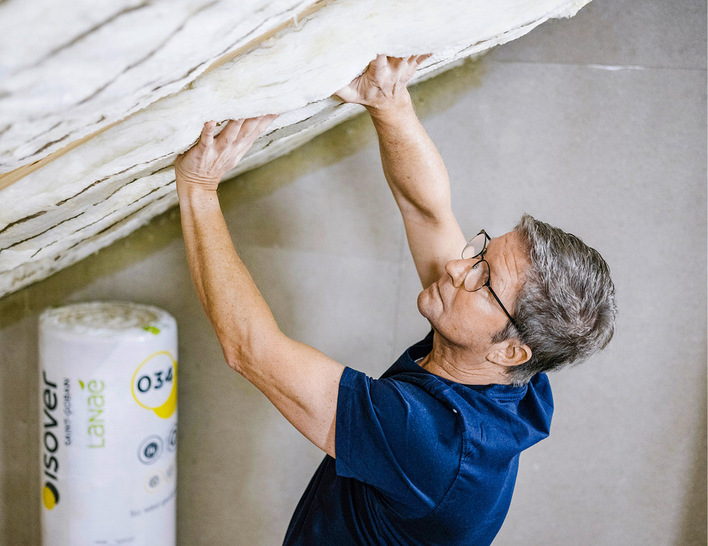Die Mineralwolle aus Recyclingglas ist für die Dämmung von Dächern, Fassaden, Wänden und Böden geeignet und kann Fachhandwerkern wie von Laien verarbeitet werden.