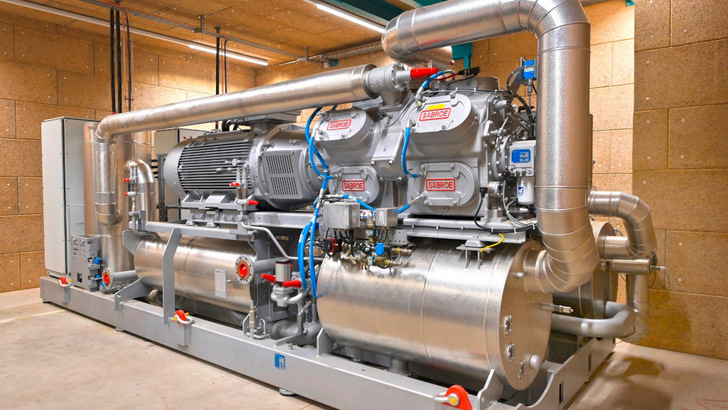 Die Industriewärmepumpe nutzt die Abwärme vom Brennen der Ziegel für das Trocknen.