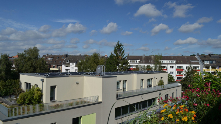 Die Gemeinschaftsanlage auf dem Mehrfamilienhausdach ist die Möglichkeit, die Energiewende in den Städten voranzubringen. Doch viele Netzbetreiber mauern weiterhin, wenn es an die Umsetzung der gesetzlichen Regelungen geht.