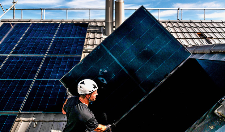 Installateure bekommen derzeit wieder mehr Aufträge für Steildächer. ­Dabei können ihnen auch die neuen Lösungen helfen, die auf der Intersolar vorgestellt werden.