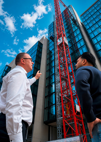 Büro und Baustelle im Blick, um unnötige Kosten zu vermeiden.