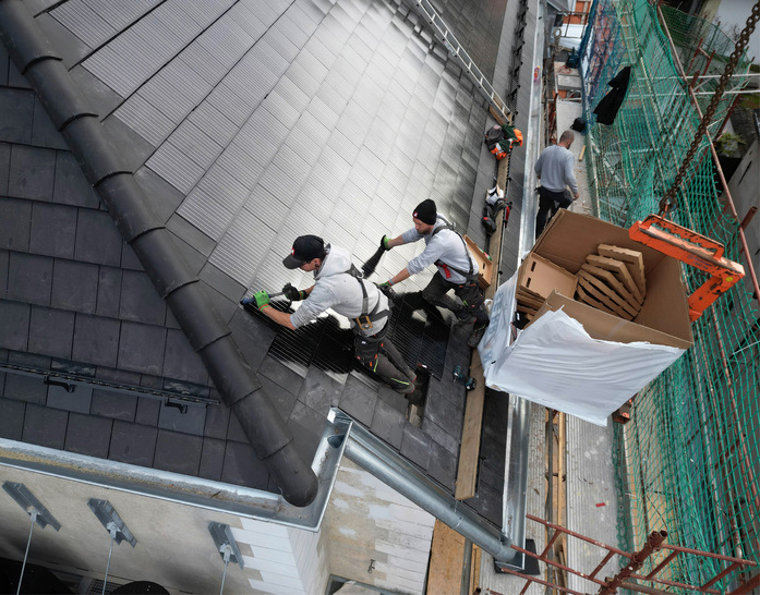 Das Kunsthaus Mürz im österreichischen Mürzzuschlag ­produziert Energie. Auf dem historischen Dachstuhl wurden ­solare Dachsteine von Nelskamp verlegt.