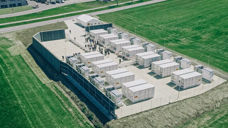 Der Strompuffer in Balzhausen agiert netzneutral und hat eine Leistung von 40 Megawatt und eine Kapazität von 80 Megawattstunden.