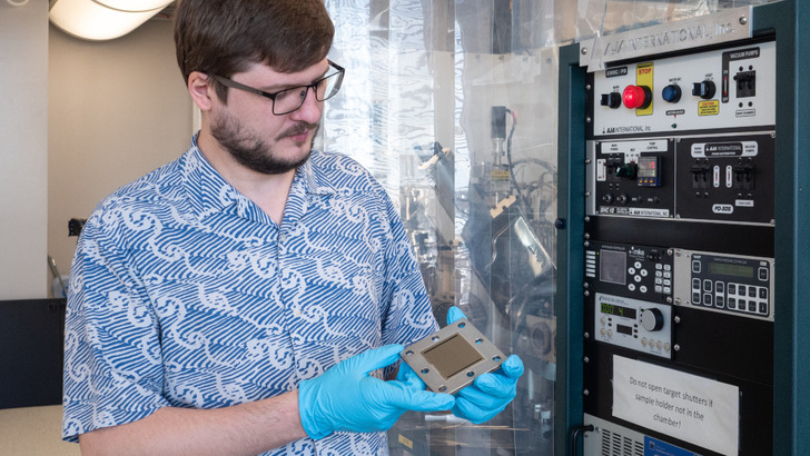 Empa-Forscher Konstantin Egorov beschichtet Edelstahlkomponenten mit Titanoxid.
