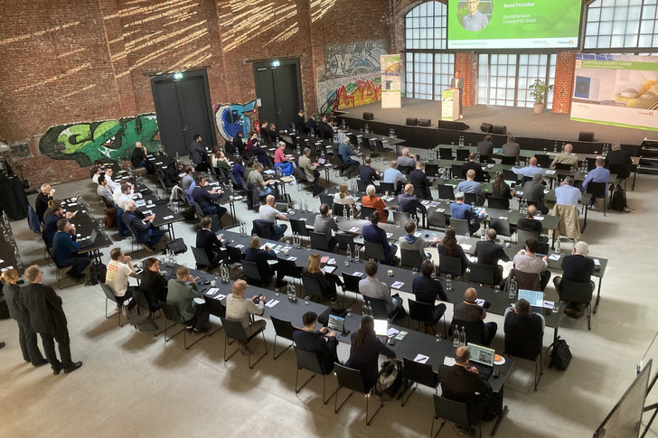 Technik und Politik einer umweltfreundlichen Wärmeversorgung diskutierten die Teilnehmenden beim  Symposium Zukunft Wärme vom 19. bis 21. Mai im Lokschuppen in Marburg. Kommendes Jahr findet die Veranstaltung vom 27. bis 29. April 2027 statt.
