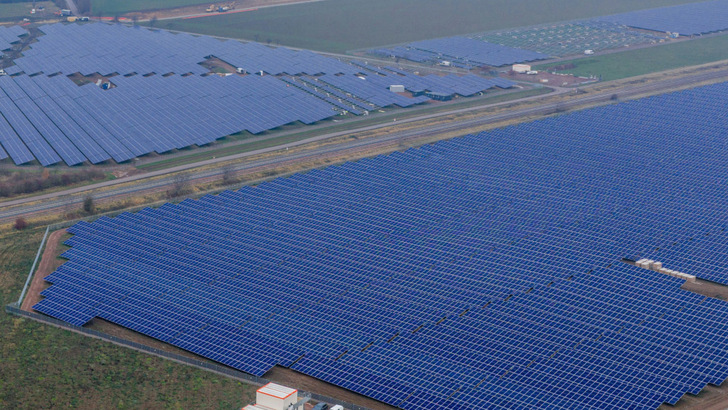 Der Solarpark mit seinen Modulfeldern aus der Luft.
