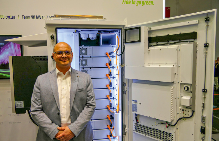 Victor Schäfer arbeitet als Executive Engineer bei Tesvolt an 
den Themen Produktsicherheit und Normung.
