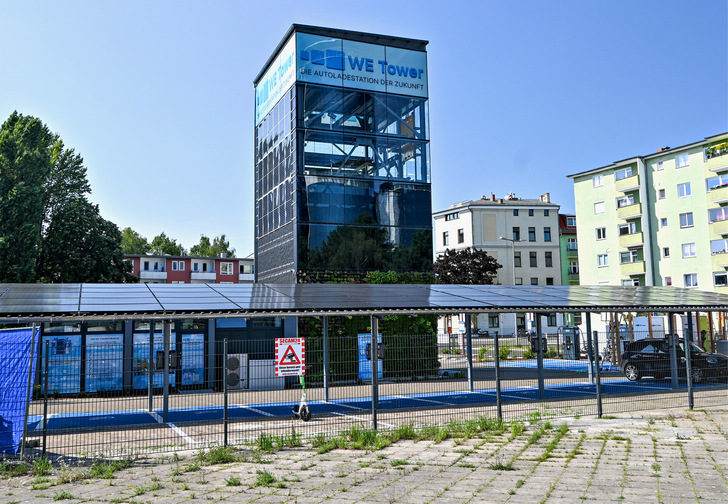 Der We Tower in Berlin-Spandau ist vor allem für Pendler aus dem Umland gedacht, die hier laden. Versorgt werden die E-Autos von Solaranlagen auf und am Parkturm sowie auf angrenzenden Flächen.