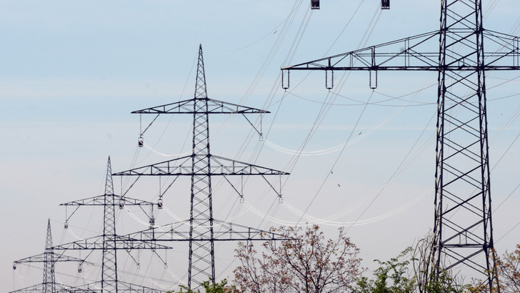 Akteure aus der Energiewirtschaft sprechen sich für eine konsequente Umsetzung des Freileitungsvorrangs beim Bau neuer Gleichstromleitungen aus.