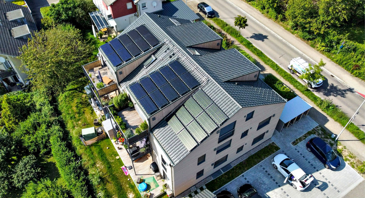 Das kernsanierte Gebäude wird monoenergetisch von einer Wärmepumpe versorgt. Sie nutzt 28 Luft-Sole-Kollektoren (PVT) als alleinige Wärmequelle.