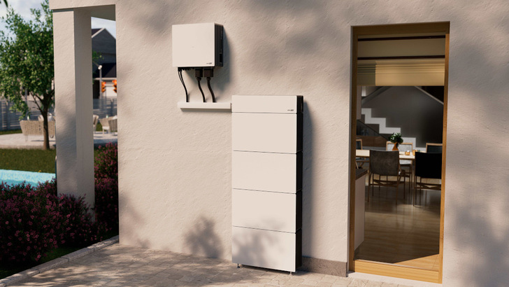 Der dreiphasige Heimspeicher Nexis als Outdoor-Variante.