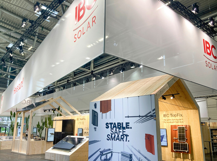 Seit 2001 entwickelt IBC Solar eigene Montage­systeme und feiert damit in diesem Jahr das 25-jährige Jubiläum seiner ersten hauseigenen Halterung.