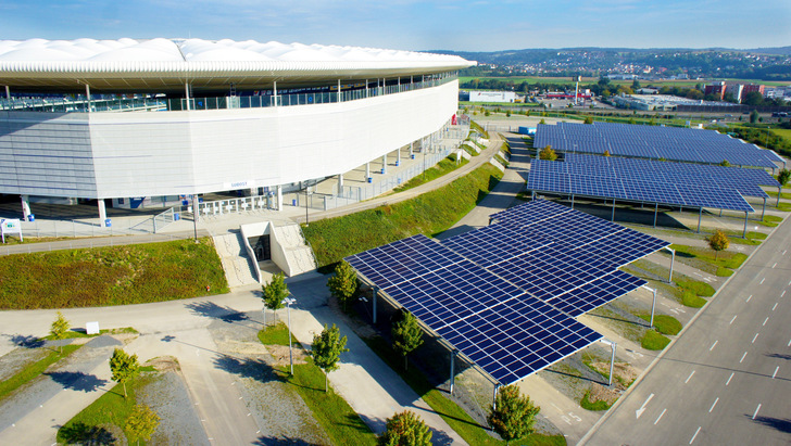 Stadion TSG Hoffenheim mit einer 2014 errichteten Photovoltaik-Großanlage mit Solaredge-Wechselrichtertechnik auf der Arena-Parktfläche. Mit neuer Wechselrichter-, Batterie- und Steuertechnik will Solaredge nun sowohl im Wohn-, als auch im Gewerbebereich die Sonnenstromnutzung flexiblisieren: „Und es braucht die Energiemanagement-Funktion, die steuert, vielleicht steuerbare Verbraucher einbindet, auch Elektroautos smart lädt.“