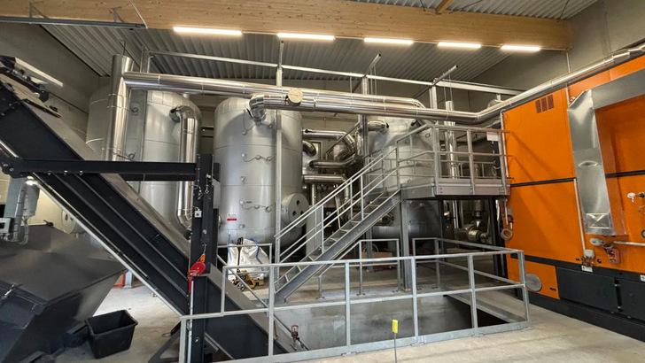 In die Speicher wurden spezielle Flanschplatten eingebaut, in die die solarelektrischen Heizelemente geschrabut wurden.