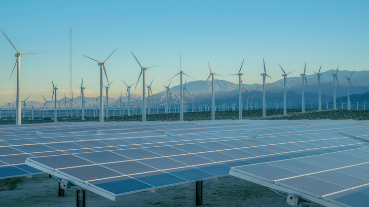 Photovoltaik und Windenergieanlagen in der Wüste von Californien.