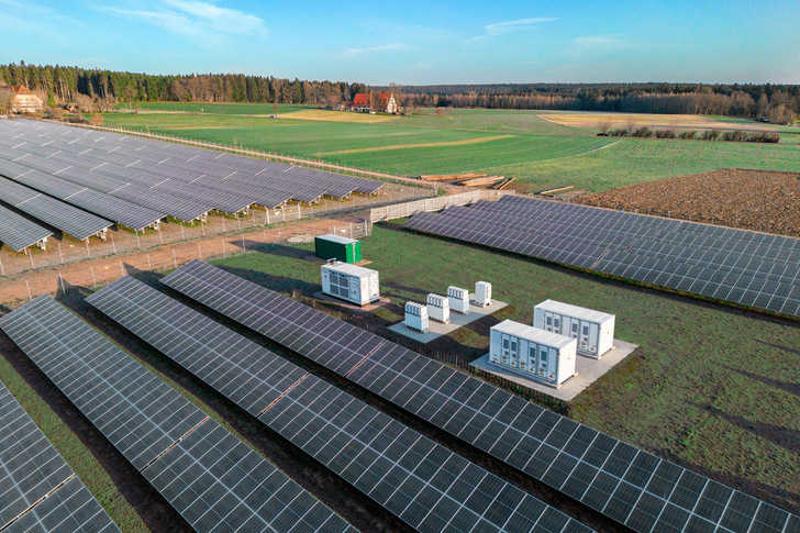 Künftig wird es immer mehr Großspeicher bei Solaranlagen geben.