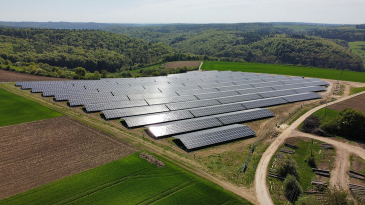 Der Solarpark in Ensfeld entsteht in Kombination mit einem Speicher.