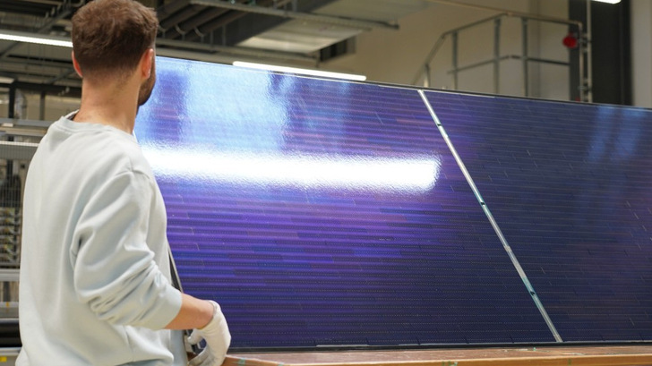 Das großflächige, bifaziale 546-Watt Perowskit-Silizium-Modul im Module-TEC des Fraunhofer ISE.
