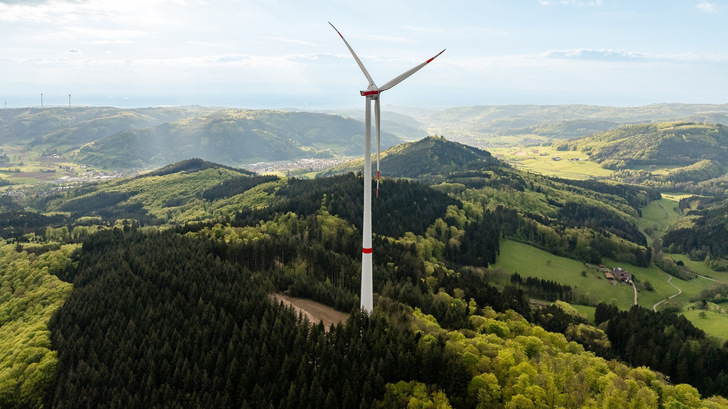 Windturbine Kallenwald von Badenova: Die Enercon-Turbine E-138 mit 4,2 Megawatt bei Offenburg ist seit 2025 im regulären Betrieb. Betreiber Badenova führt sie als Windpark Kallenwald und liefert den Strom an Industrieunternehmen Hansgrohe.